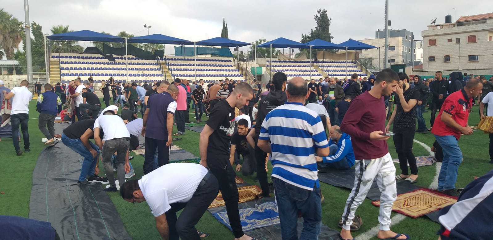 رغم الظروف الصعبة | المئات يؤدون صلاة عيد الفطر المبارك في الملعب الشرقي 